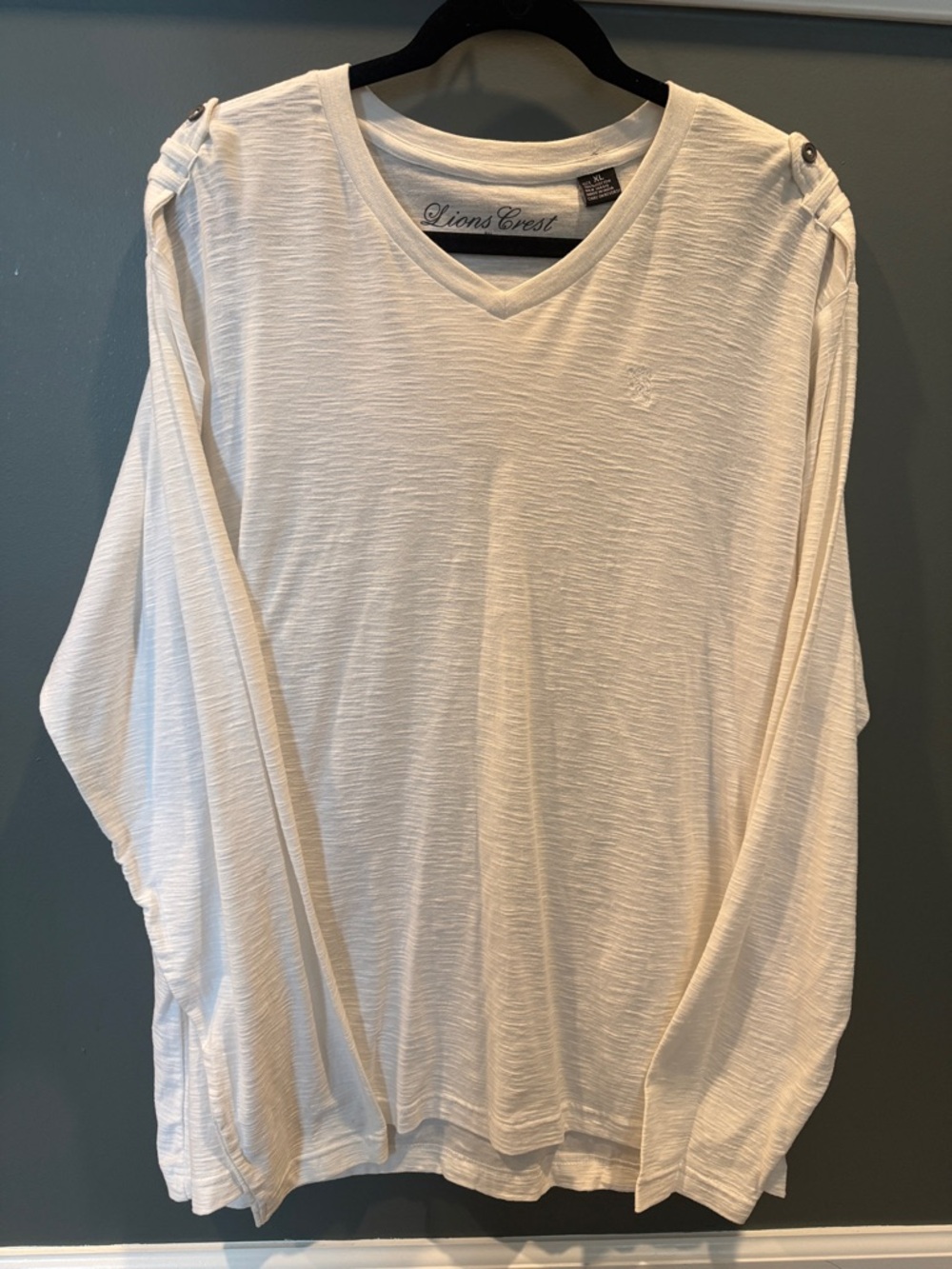 Lion's Crest Men's Long-Sleeve V-Neck Shirt in Off-White